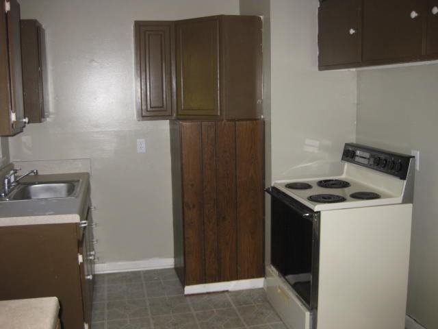 1258 Cody Rd N - Photo 3 of 8