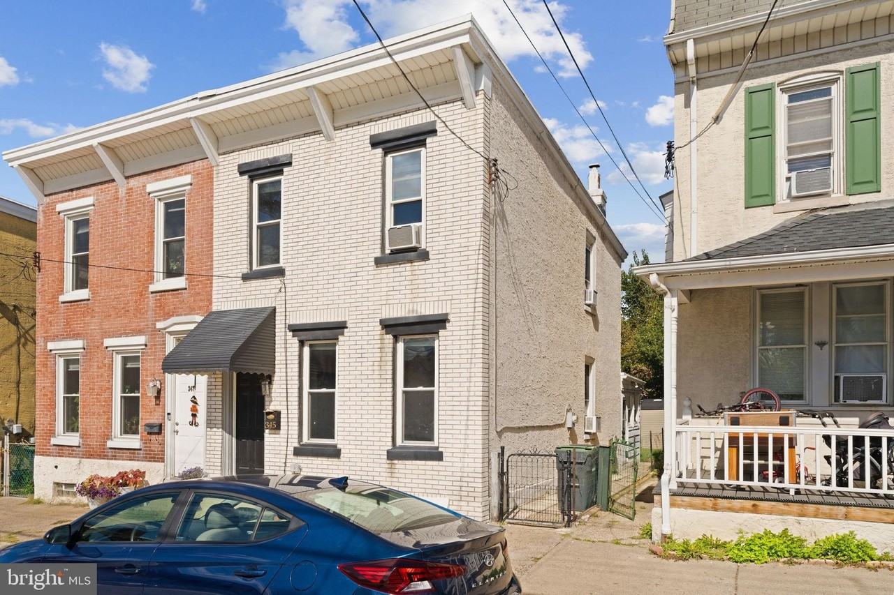 345 Hall St - Photo 2 of 32