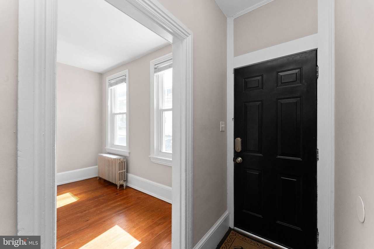 345 Hall St - Photo 4 of 32