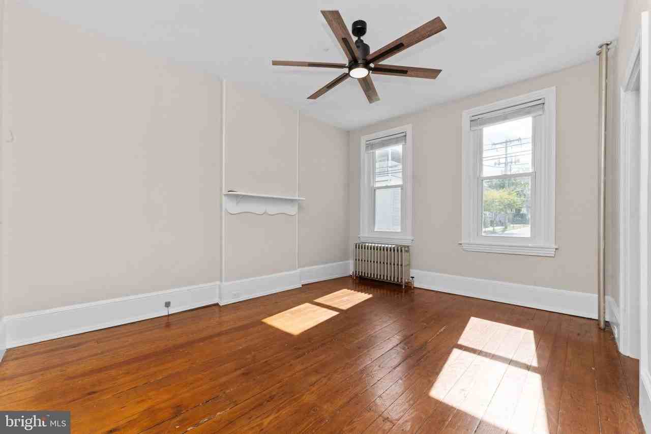 345 Hall St - Photo 5 of 32