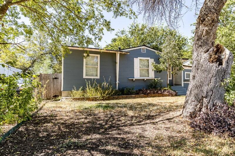 210 Harwood Dr - Photo 3 of 34