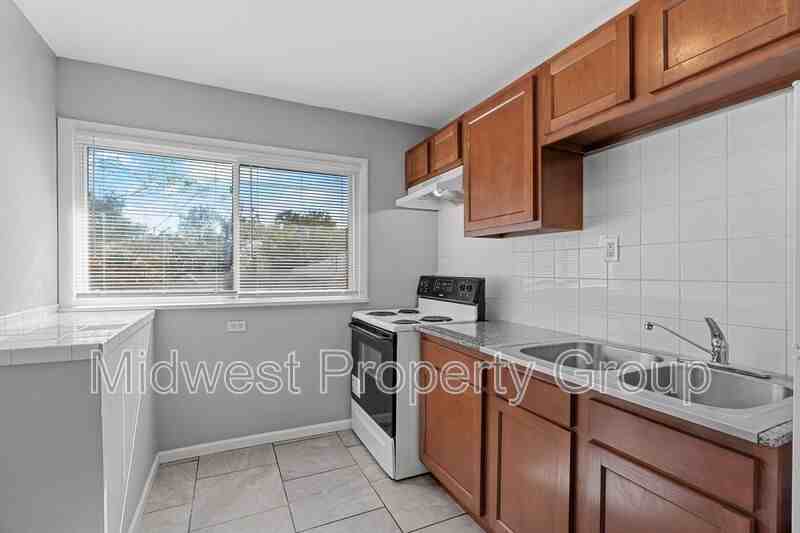 1700 Newhall Ct - Photo 3 of 25