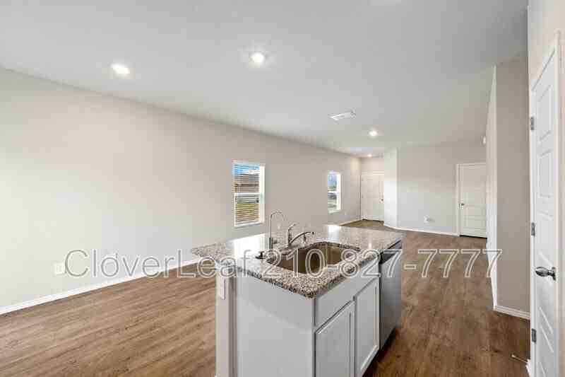 3031 Laguna Clfs - Photo 7 of 14