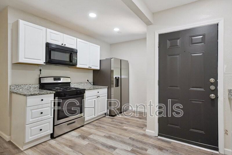 2215 Hays St - Photo 4 of 14