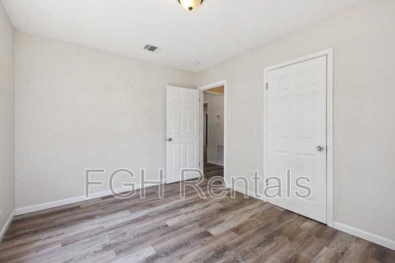 2215 Hays St - Photo 6 of 14