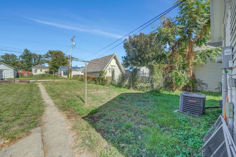 816 C St - Photo 2 of 18