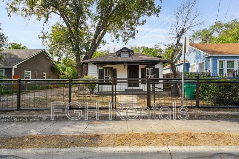 2332 E Houston St - Photo 2 of 12