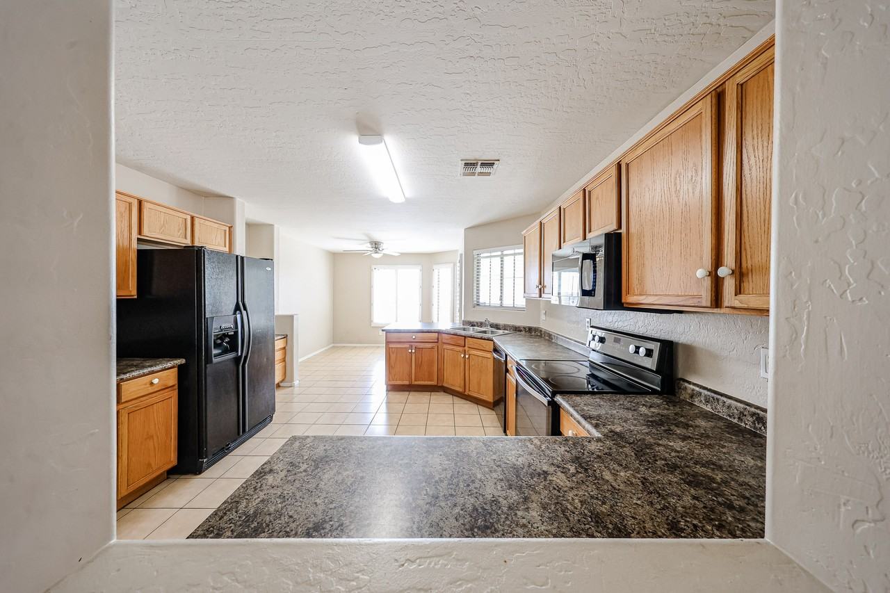 9202 W Mackenzie Dr - Photo 7 of 29