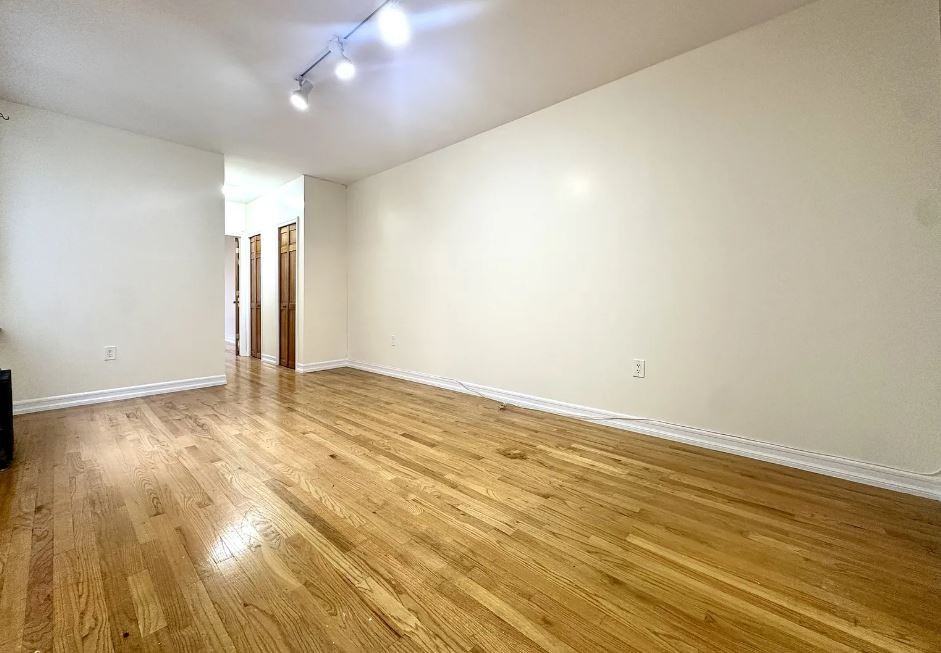 4001 Little Neck Pkwy - Photo 2 of 5