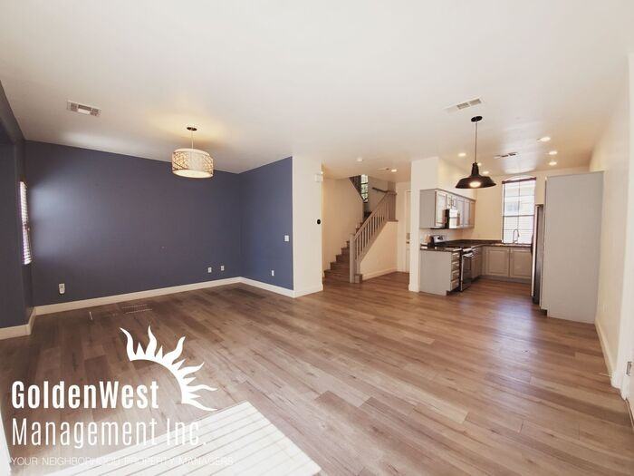 128 Tilbury Ave - Photo 3 of 15