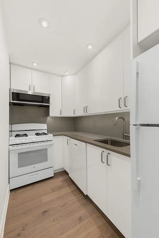 60 Fulton St #8E - Photo 5 of 5