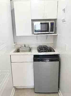 E 10th St #5B - Photo 4 of 16