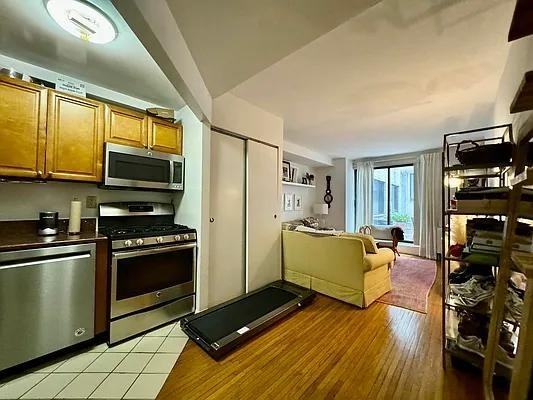 E 12th St #LH - Photo 7 of 20