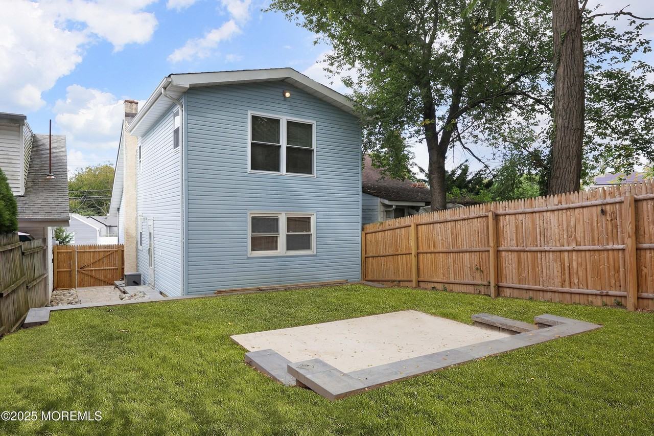 811 Shore Concourse - Photo 2 of 35