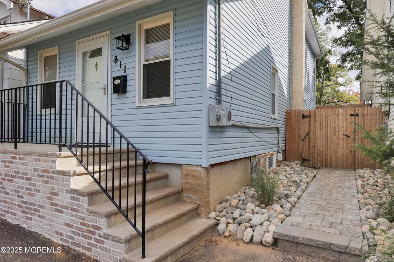 811 Shore Concourse - Photo 3 of 35