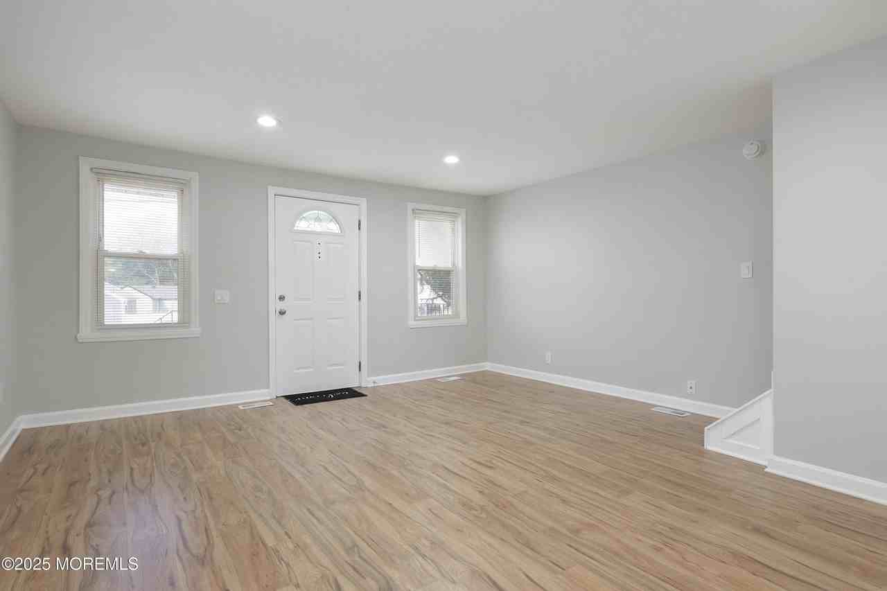 811 Shore Concourse - Photo 4 of 35