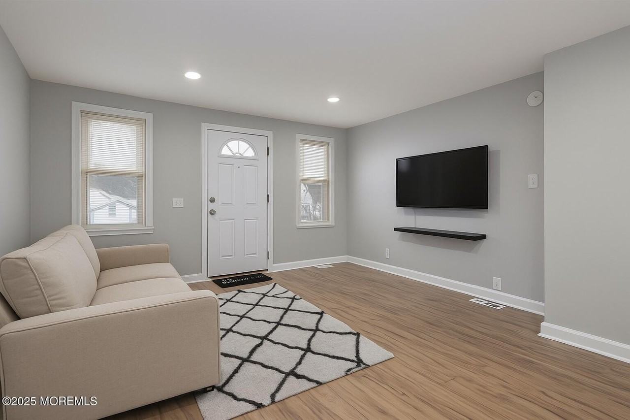 811 Shore Concourse - Photo 5 of 35