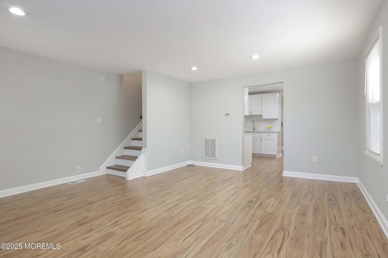 811 Shore Concourse - Photo 6 of 35