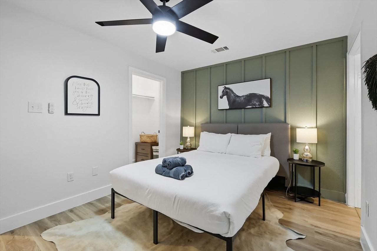 327 W Texas St #1309041P - Photo 4 of 45