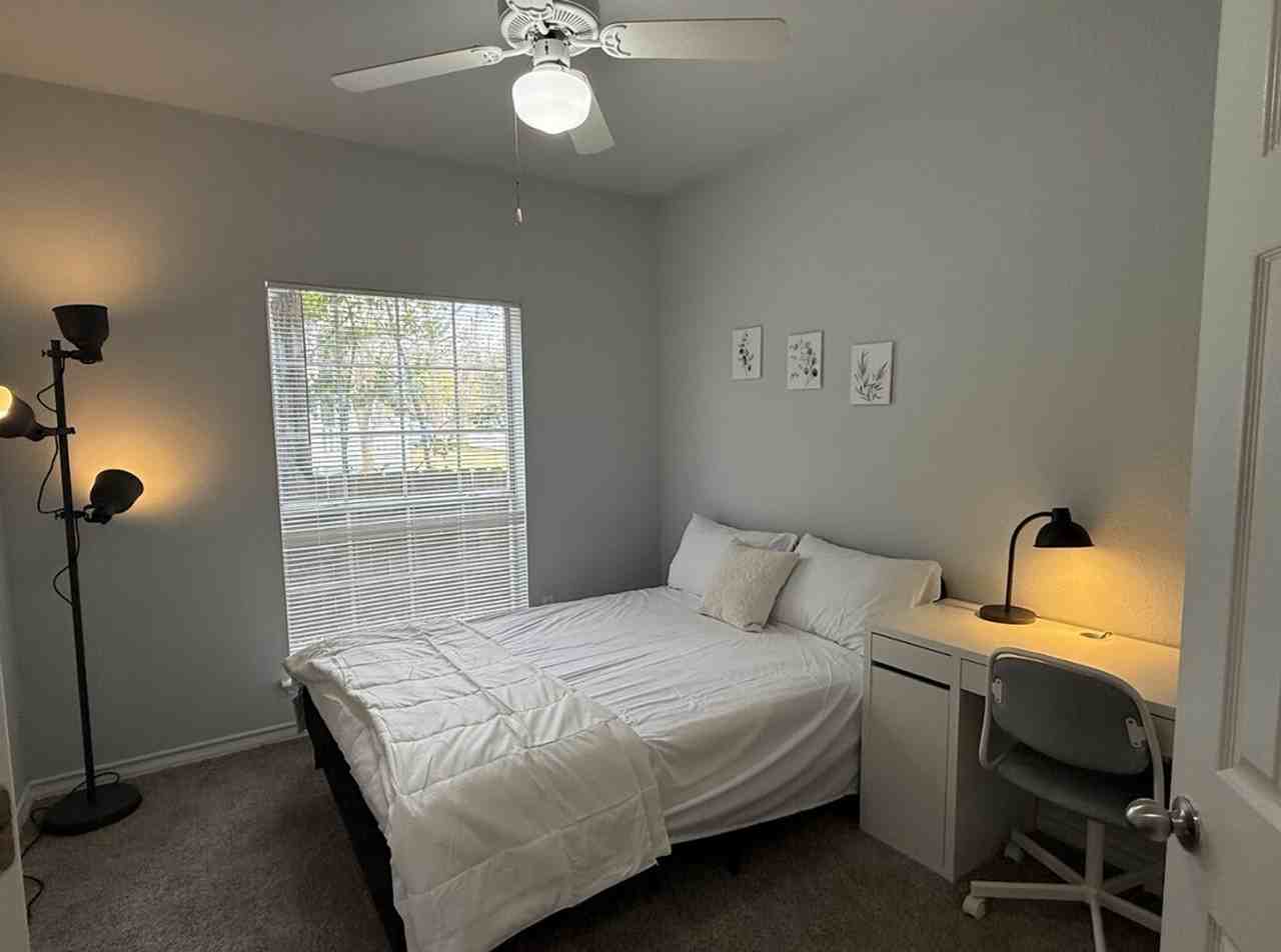 909 W 23rd St #1318655P - Photo 3 of 7