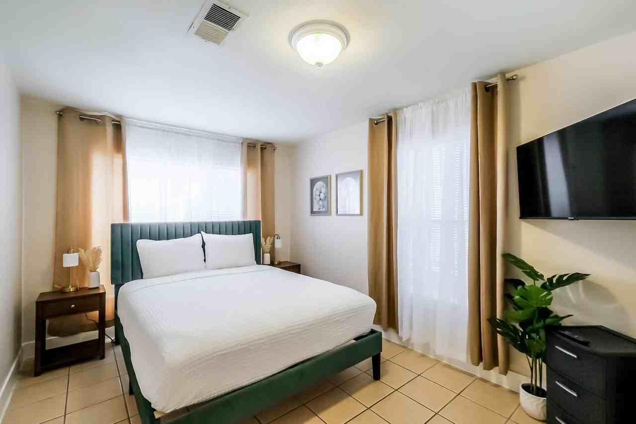 1327 West 21st Street - Photo 6 of 34