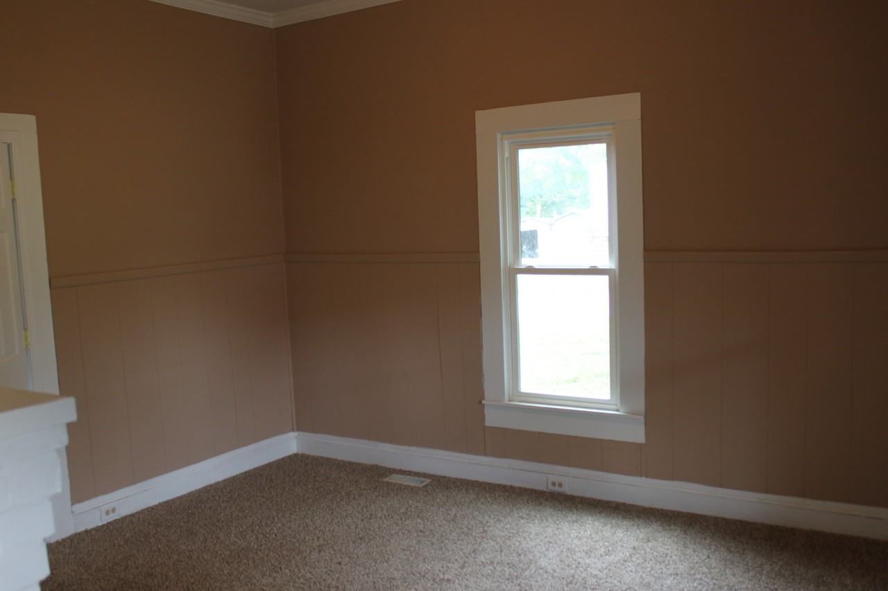 115 N Zion St - Photo 3 of 8