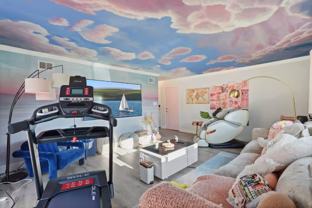 22259 Kittridge St - Photo 1 of 1