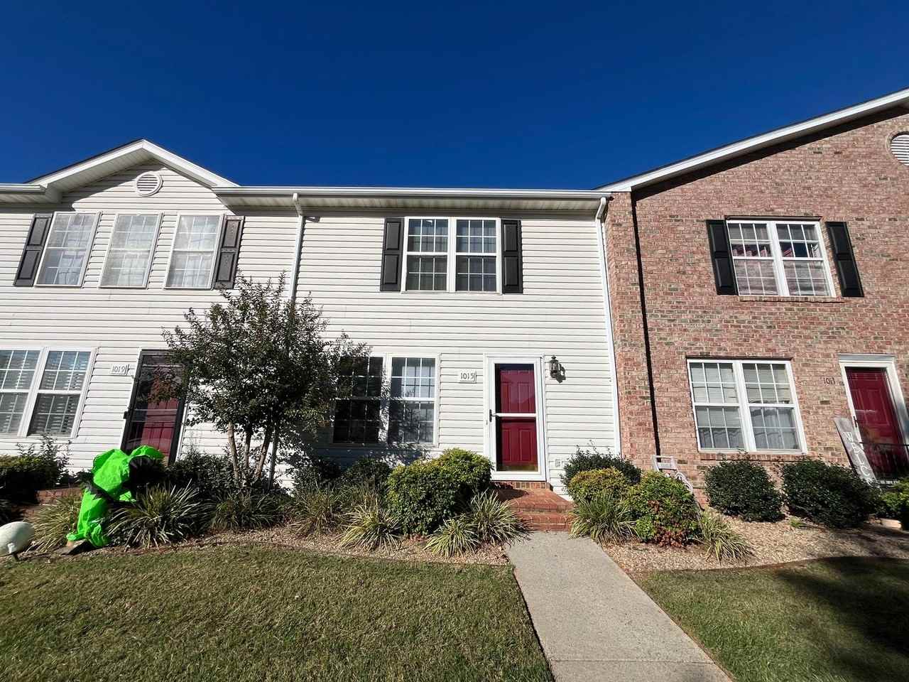 1015 Blake Ct - Photo 2 of 15