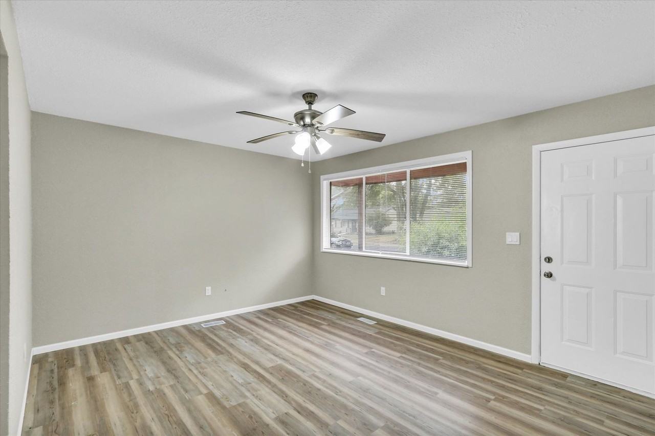 1306 Ellis Dr - Photo 4 of 22