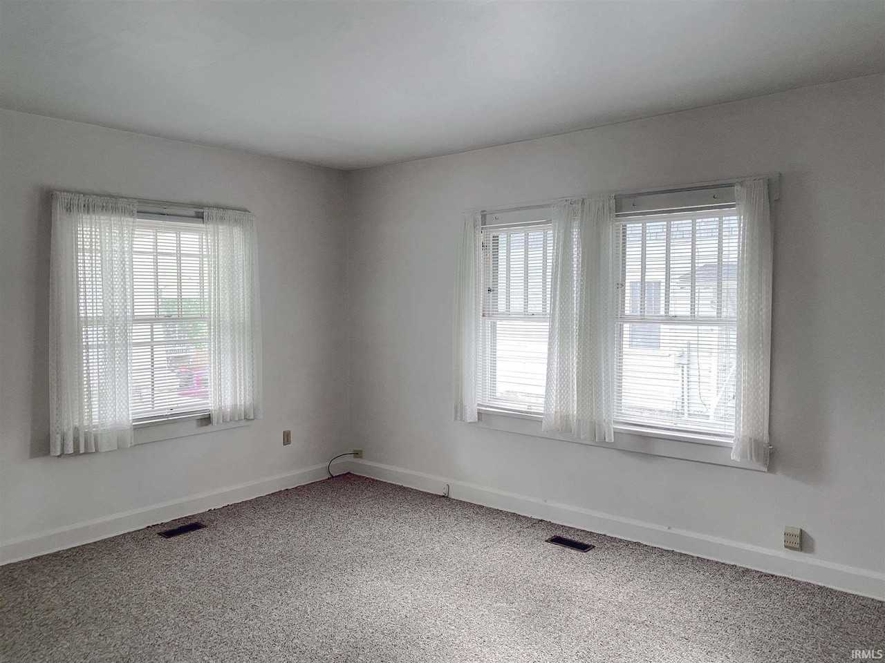 717 E 2nd St - Photo 4 of 35