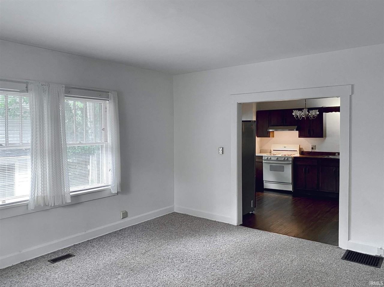 717 E 2nd St - Photo 7 of 35