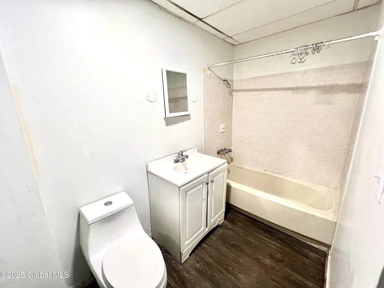 27 Milton Ave 1st Fl - Photo 6 of 12