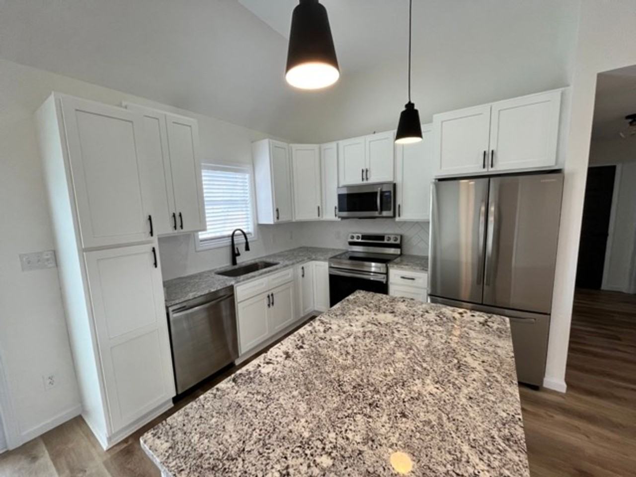 208 Franklin Sq - Photo 4 of 36