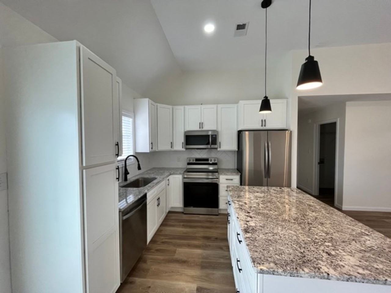 208 Franklin Sq - Photo 5 of 36