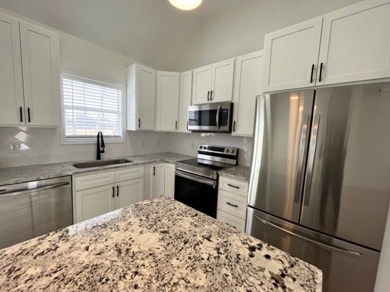 208 Franklin Sq - Photo 6 of 36