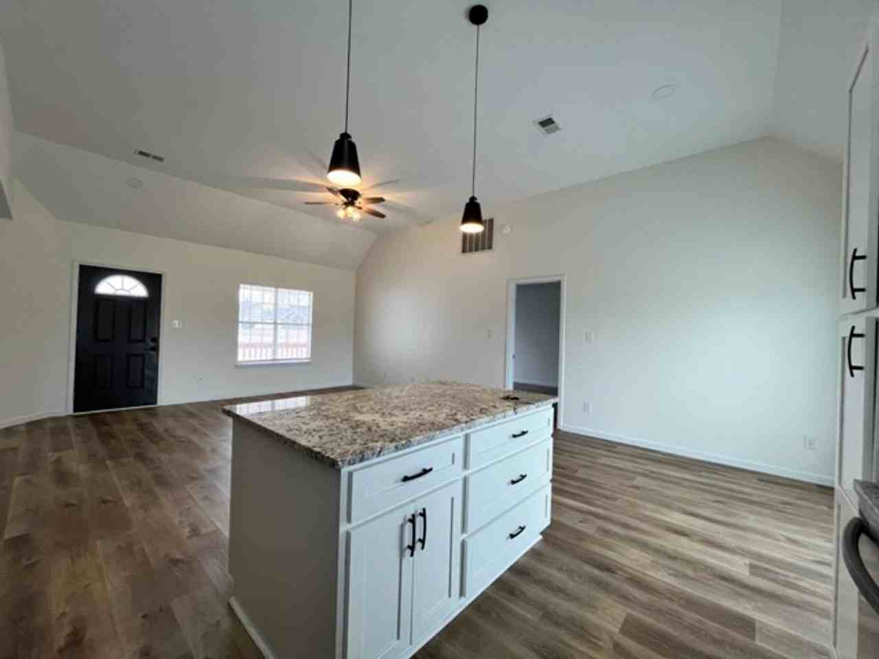 208 Franklin Sq - Photo 7 of 36