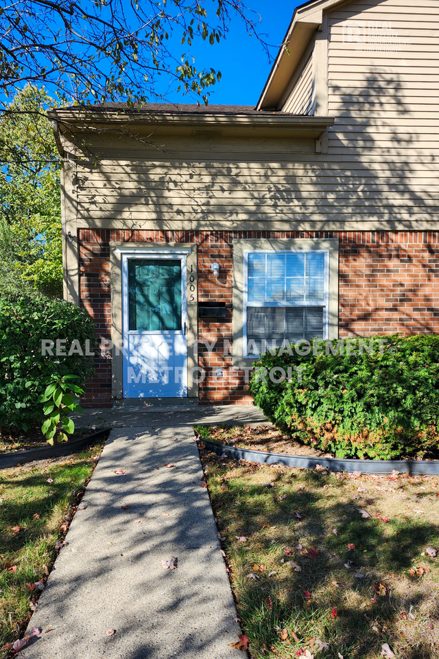 1005 N Main St - Photo 2 of 17