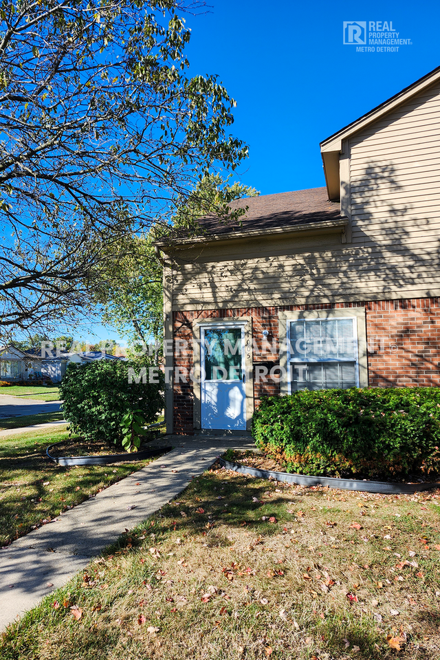 1005 N Main St - Photo 3 of 17