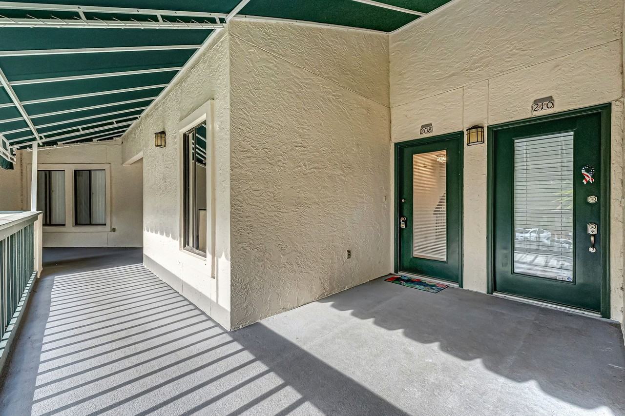 208 Southlake Ct - Photo 5 of 42