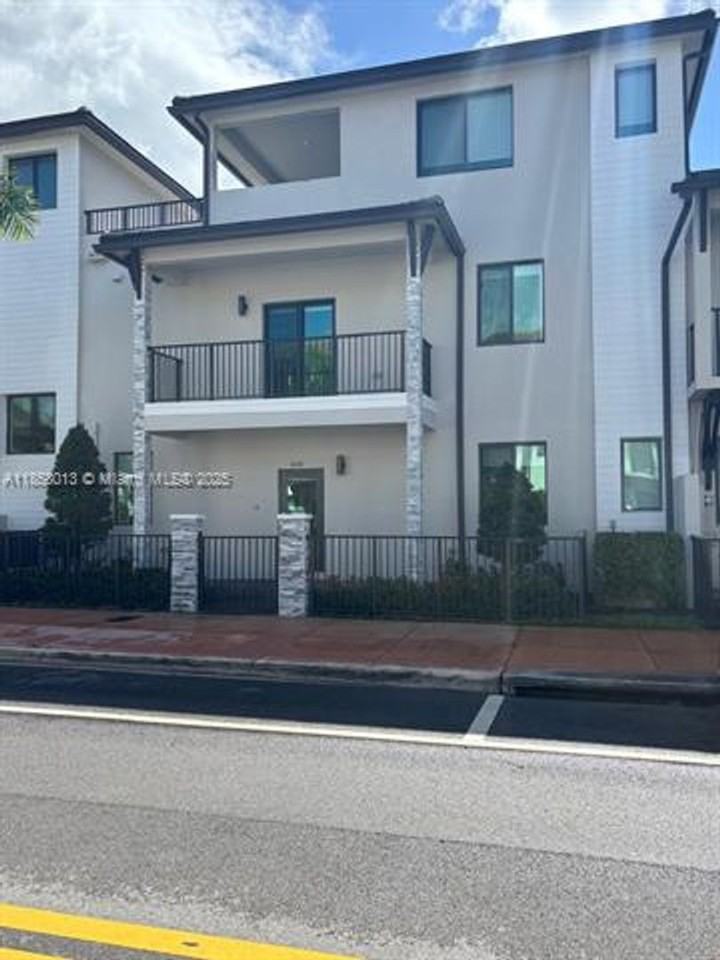 4281 4281 NW 83rd Ave TH 4281 - Photo 2 of 21