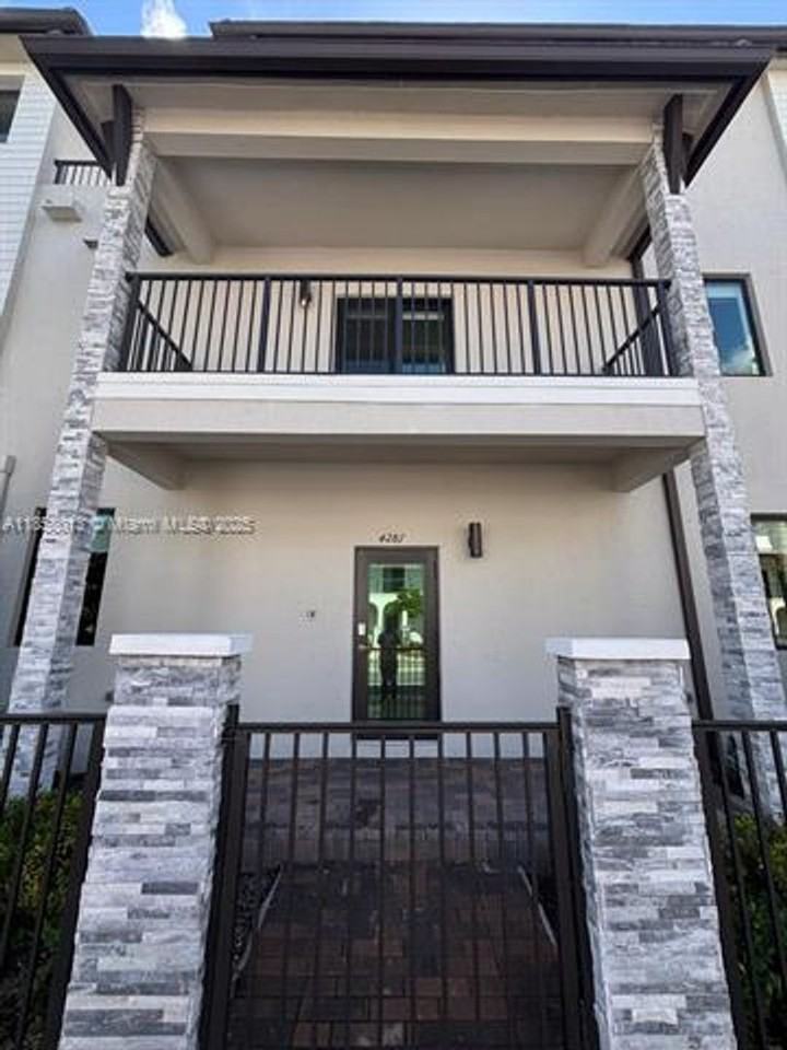 4281 4281 NW 83rd Ave TH 4281 - Photo 3 of 21