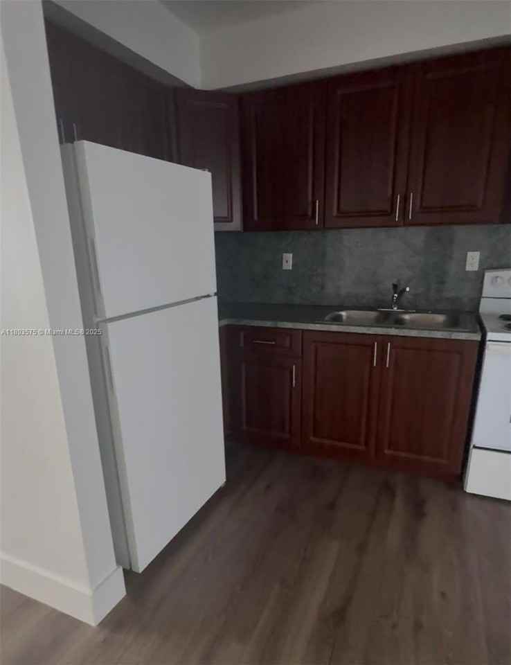 2046 Sw 7th St #1 - Photo 5 of 11