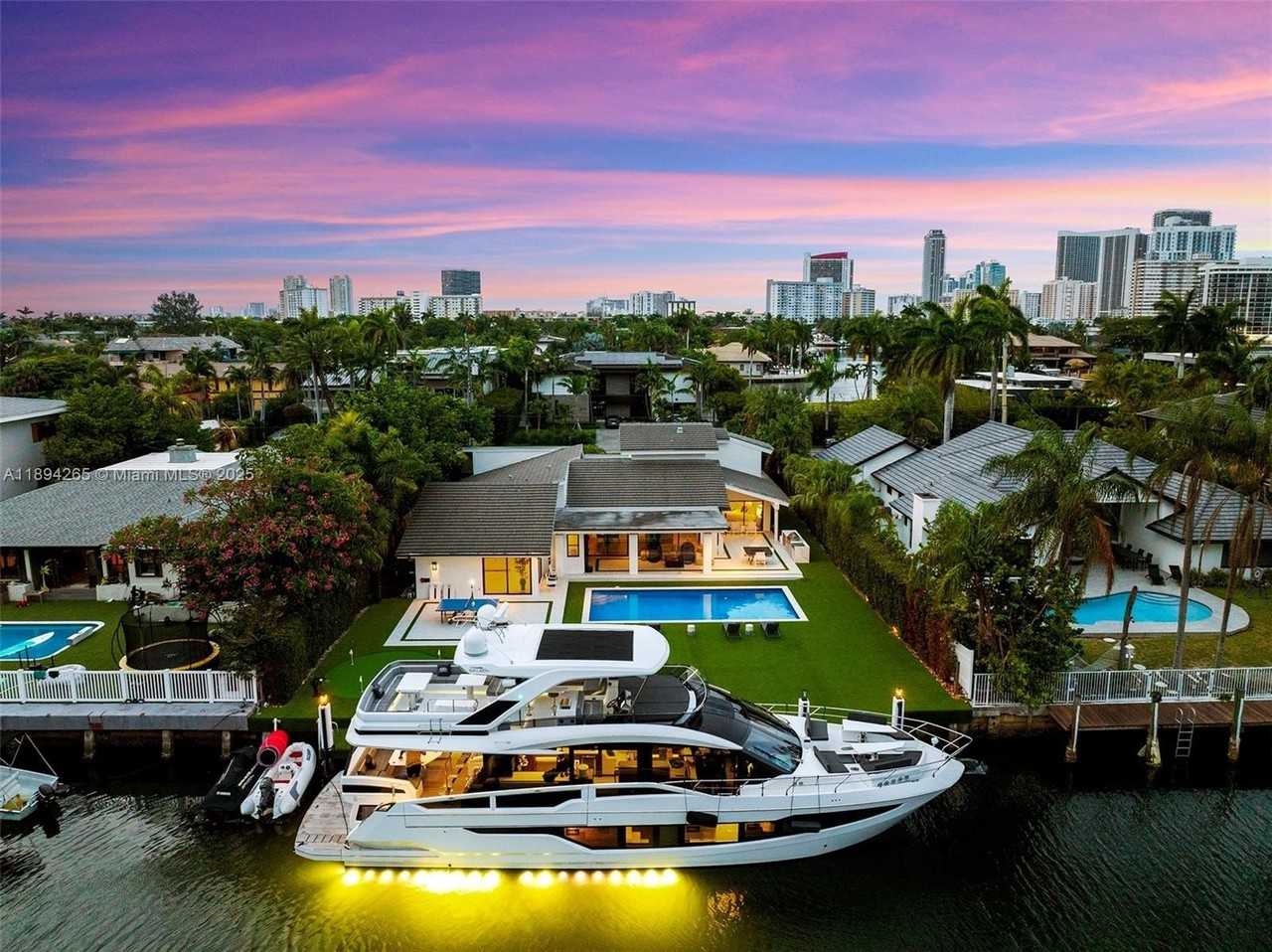 207 Holiday Dr - Photo 2 of 50