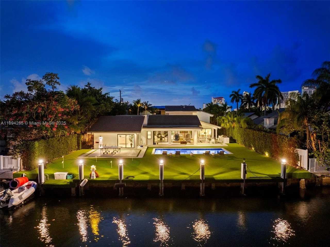 207 Holiday Dr - Photo 3 of 50