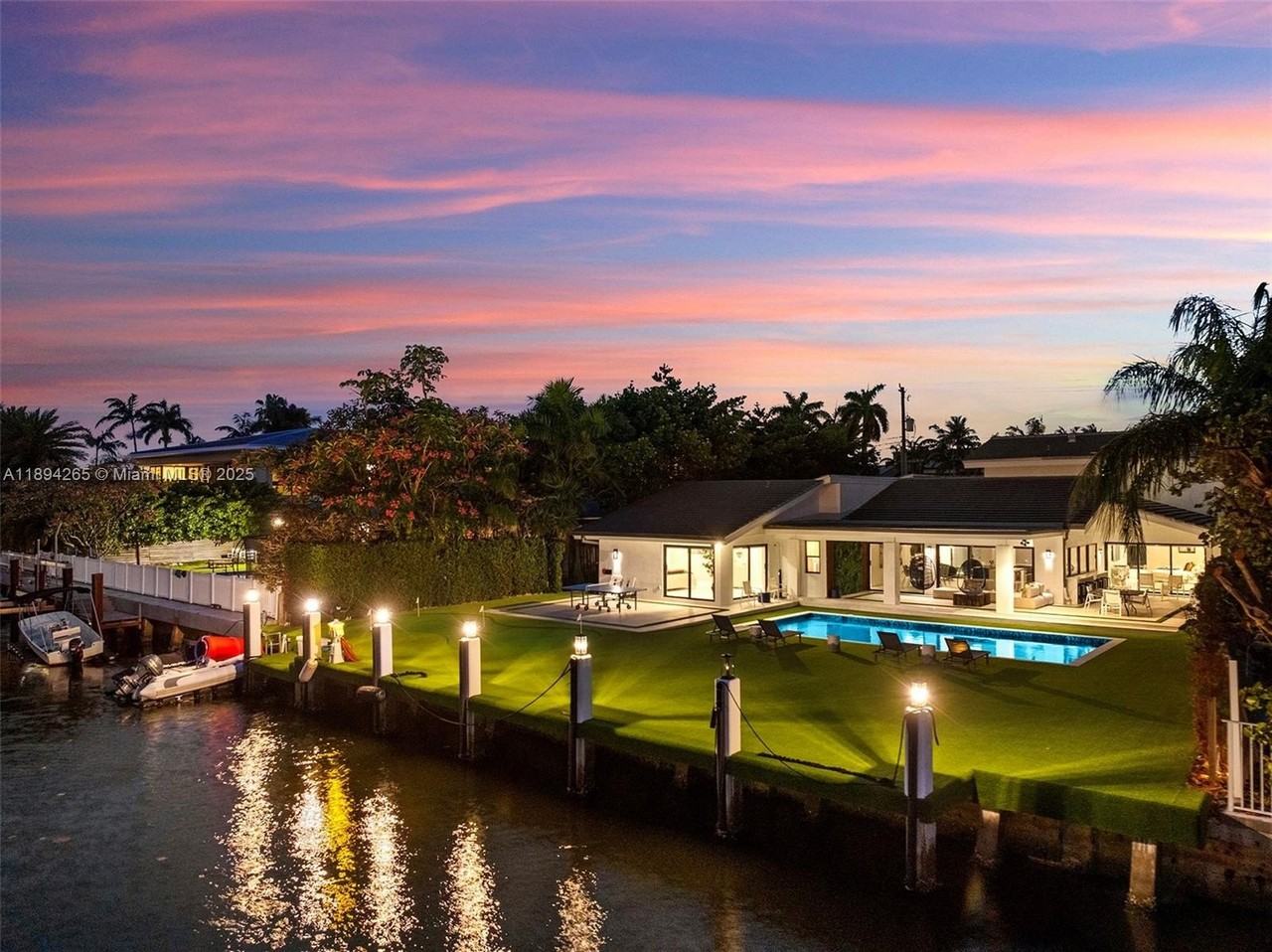 207 Holiday Dr - Photo 4 of 50