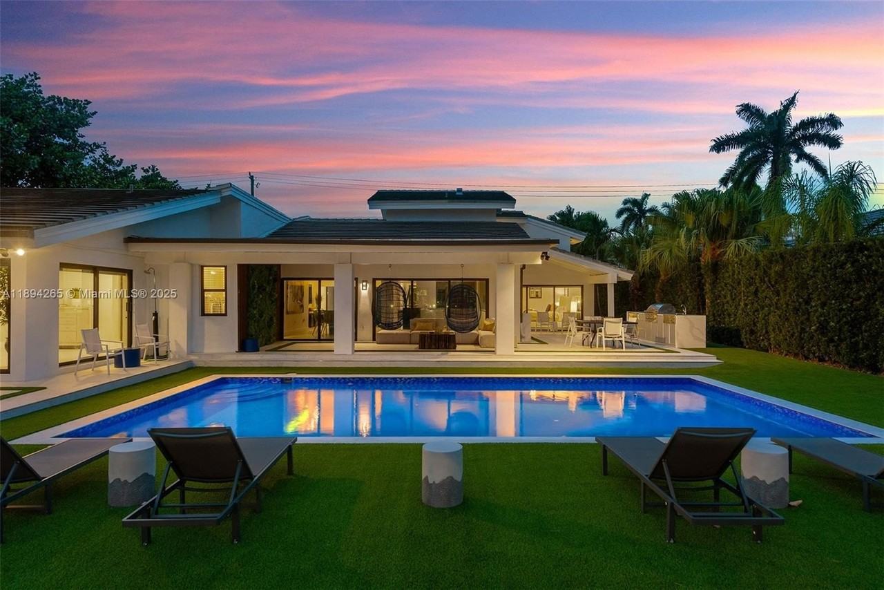 207 Holiday Dr - Photo 5 of 50