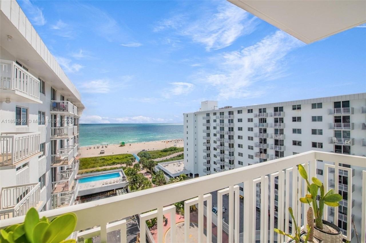 401 Ocean Dr #1006 - Photo 2 of 27