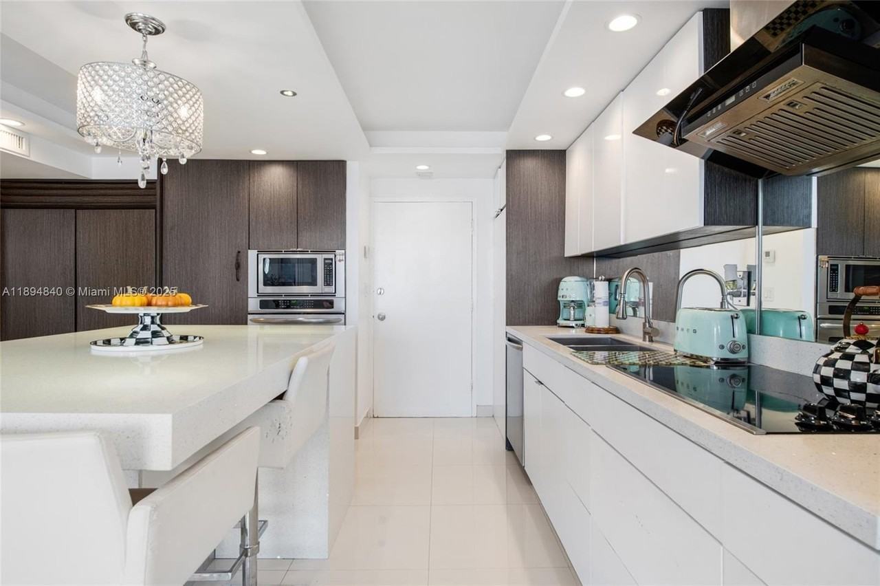 401 Ocean Dr #1006 - Photo 7 of 27