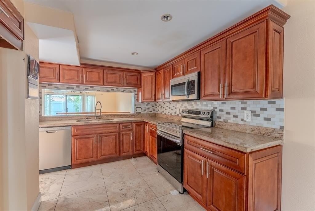 626 Ne 195th St #626 - Photo 5 of 17