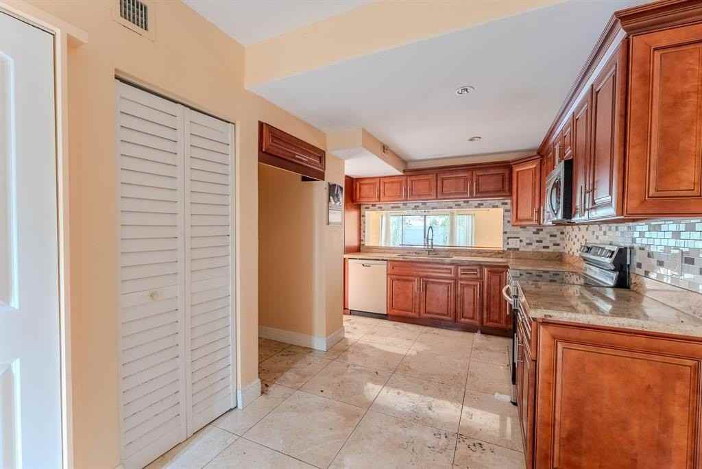 626 Ne 195th St #626 - Photo 6 of 17